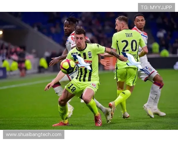 法甲防守型球员表现数据统计与解读